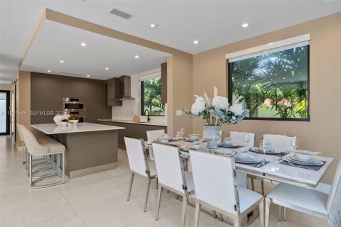 House in Miami Beach, Florida 5 bedrooms, 279.17 sq.m. № 1982855 - photo 6
