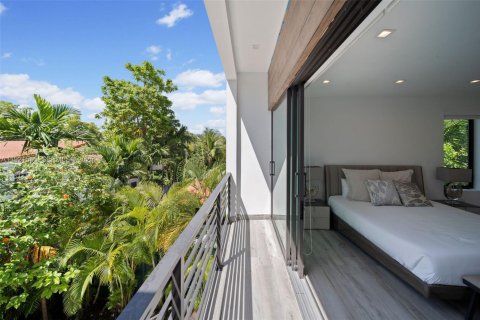 House in Miami Beach, Florida 5 bedrooms, 279.17 sq.m. № 1982855 - photo 15