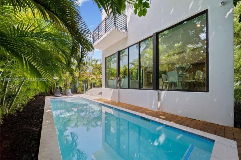 House in Miami Beach, Florida 5 bedrooms, 279.17 sq.m. № 1982855 - photo 13