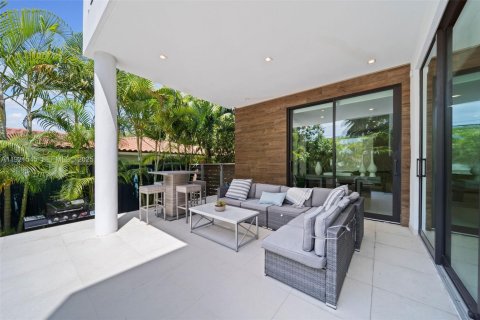 House in Miami Beach, Florida 5 bedrooms, 279.17 sq.m. № 1982855 - photo 11