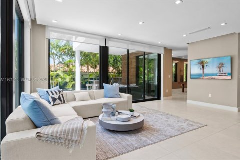 House in Miami Beach, Florida 5 bedrooms, 279.17 sq.m. № 1982855 - photo 3