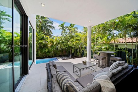 House in Miami Beach, Florida 5 bedrooms, 279.17 sq.m. № 1982855 - photo 12