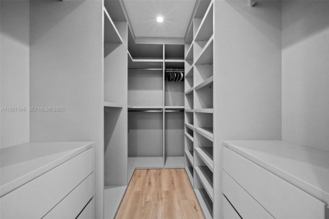 House in Miami Beach, Florida 5 bedrooms, 279.17 sq.m. № 1982855 - photo 18