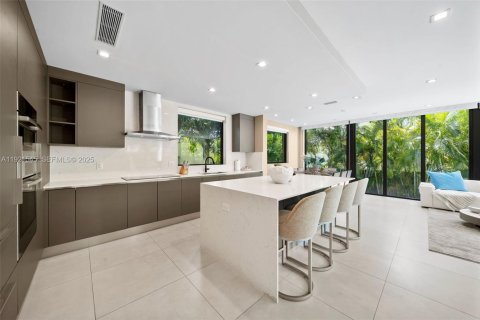 House in Miami Beach, Florida 5 bedrooms, 279.17 sq.m. № 1982855 - photo 7