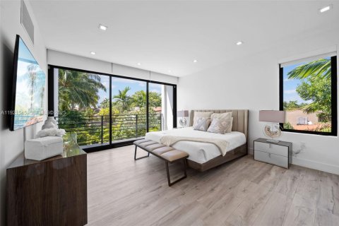House in Miami Beach, Florida 5 bedrooms, 279.17 sq.m. № 1982855 - photo 14