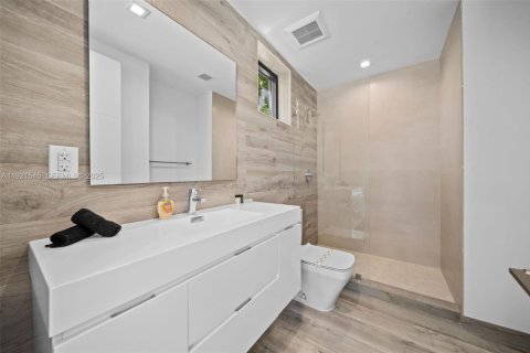 House in Miami Beach, Florida 5 bedrooms, 279.17 sq.m. № 1982855 - photo 27