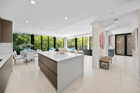 House in Miami Beach, Florida 5 bedrooms, 279.17 sq.m. № 1982855 - photo 8