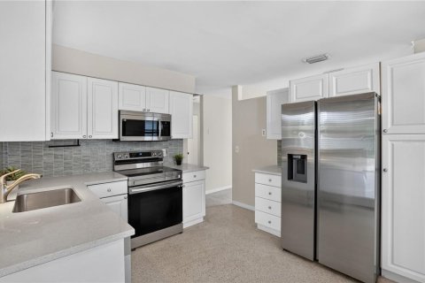 Villa ou maison à louer à Gulfport, Floride: 2 chambres, 77.29 m2 № 2410422 - photo 10