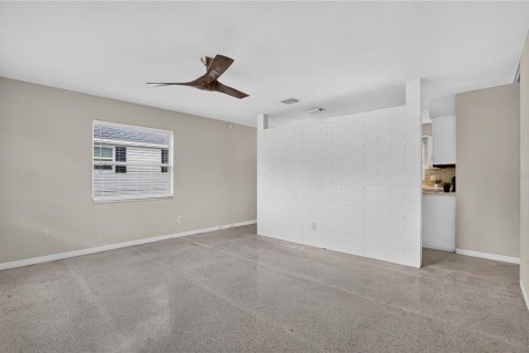 Villa ou maison à louer à Gulfport, Floride: 2 chambres, 77.29 m2 № 2410422 - photo 5