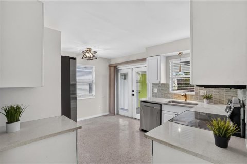 Villa ou maison à louer à Gulfport, Floride: 2 chambres, 77.29 m2 № 2410422 - photo 12