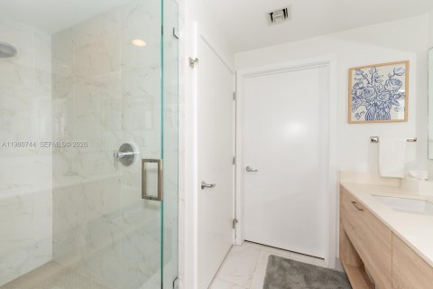 Condo in North Miami Beach, Florida, 2 bedrooms  № 2080312 - photo 18