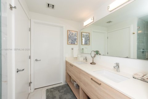 Condo in North Miami Beach, Florida, 2 bedrooms  № 2080312 - photo 17
