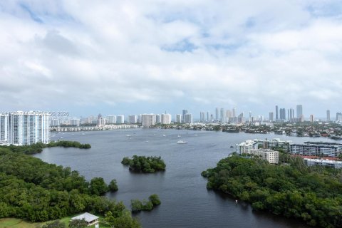 Condo in North Miami Beach, Florida, 2 bedrooms  № 2080312 - photo 2