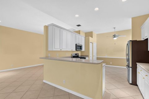 House in Port St. Lucie, Florida 2 bedrooms, 191.01 sq.m. № 2327534 - photo 12