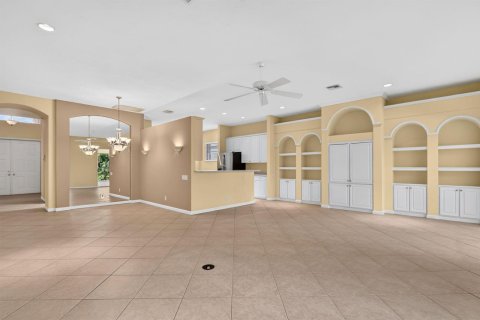 House in Port St. Lucie, Florida 2 bedrooms, 191.01 sq.m. № 2327534 - photo 6