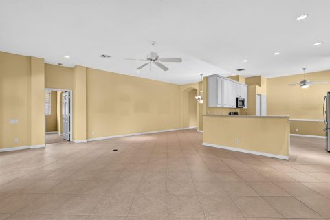 House in Port St. Lucie, Florida 2 bedrooms, 191.01 sq.m. № 2327534 - photo 11