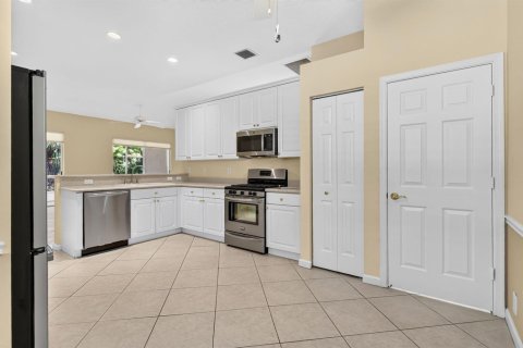 House in Port St. Lucie, Florida 2 bedrooms, 191.01 sq.m. № 2327534 - photo 16