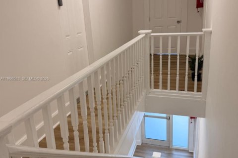 Propiedad comercial en venta en Miami, Florida № 2028155 - foto 11