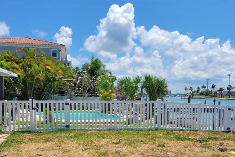 House in Madeira Beach, Florida 3 bedrooms, 145.3 sq.m. № 707167 - photo 4