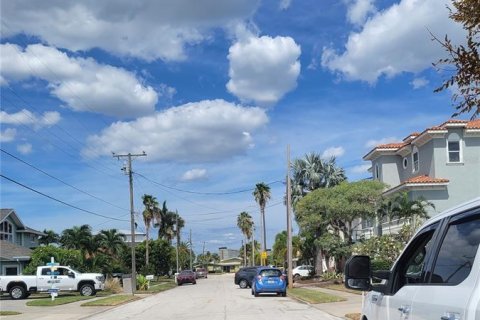 House in Madeira Beach, Florida 3 bedrooms, 145.3 sq.m. № 707167 - photo 22
