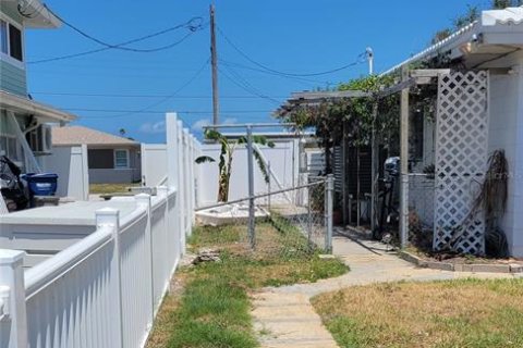 House in Madeira Beach, Florida 3 bedrooms, 145.3 sq.m. № 707167 - photo 8