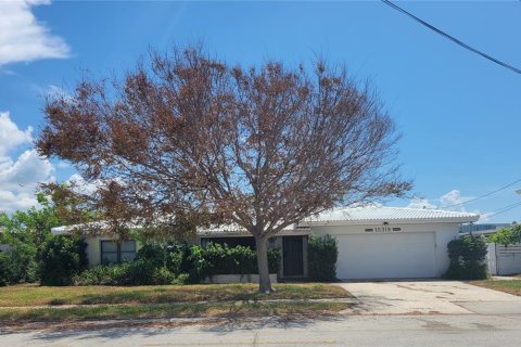 House in Madeira Beach, Florida 3 bedrooms, 145.3 sq.m. № 707167 - photo 1