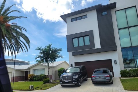 House in Madeira Beach, Florida 3 bedrooms, 145.3 sq.m. № 707167 - photo 25