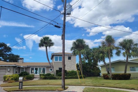 House in Madeira Beach, Florida 3 bedrooms, 145.3 sq.m. № 707167 - photo 23