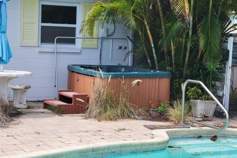 House in Madeira Beach, Florida 3 bedrooms, 145.3 sq.m. № 707167 - photo 13