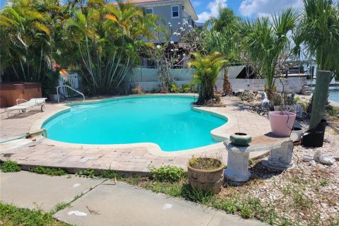 House in Madeira Beach, Florida 3 bedrooms, 145.3 sq.m. № 707167 - photo 14