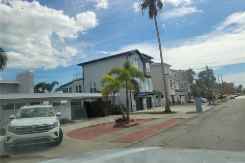 House in Madeira Beach, Florida 3 bedrooms, 145.3 sq.m. № 707167 - photo 24