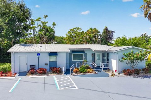 Commercial property in Stuart, Florida № 2353161 - photo 11