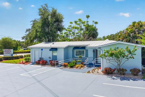 Commercial property in Stuart, Florida № 2353161 - photo 8