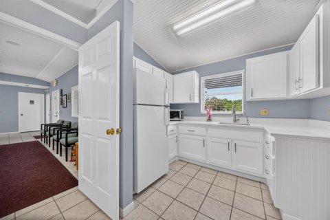Commercial property in Stuart, Florida № 2353161 - photo 16