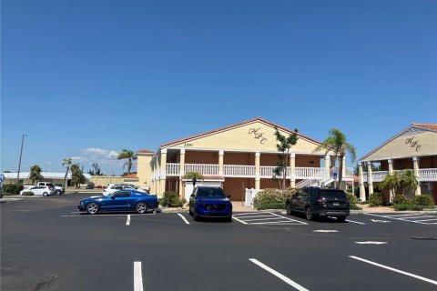 Commercial property in Port Charlotte, Florida 120.77 sq.m. № 1631995 - photo 1