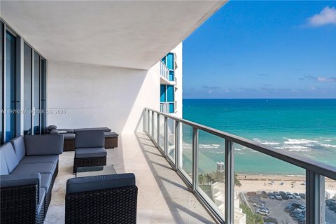 Condominio en alquiler en Hollywood, Florida, 2 dormitorios, 161 m2 № 2044736 - foto 17