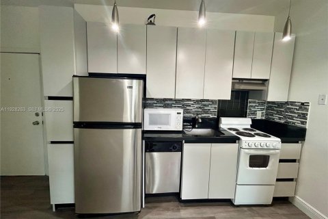 Condominio en venta en Miami Beach, Florida, 1 dormitorio, 34.65 m2 № 1988382 - foto 2