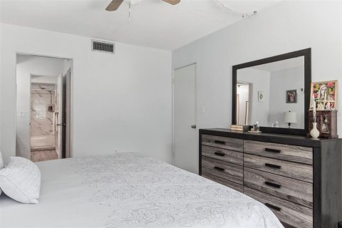 Condo in Saint Petersburg, Florida, 1 bedroom  № 2377905 - photo 18