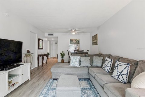 Condo in Saint Petersburg, Florida, 1 bedroom  № 2377905 - photo 2