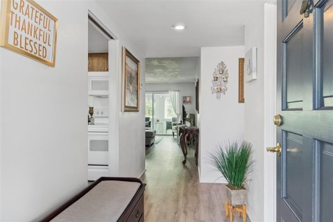 Condo in Saint Petersburg, Florida, 1 bedroom  № 2377905 - photo 12