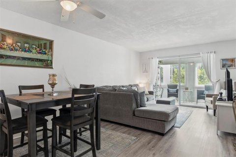 Condo in Saint Petersburg, Florida, 1 bedroom  № 2377905 - photo 14