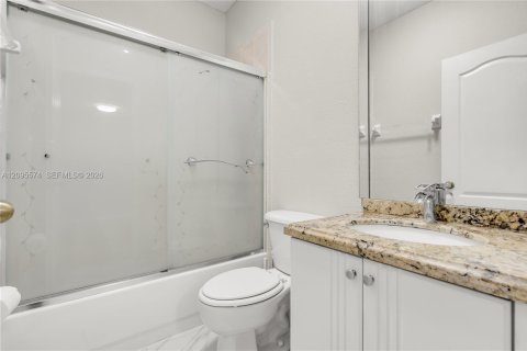 Touwnhouse à vendre à Pembroke Pines, Floride: 3 chambres, 153.94 m2 № 2385216 - photo 19