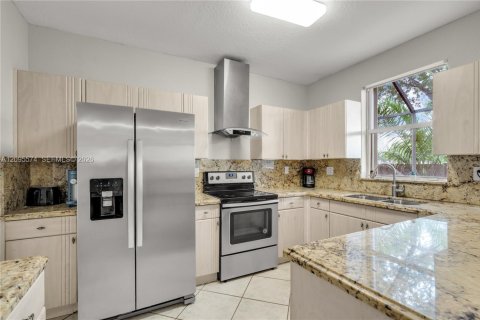 Touwnhouse à vendre à Pembroke Pines, Floride: 3 chambres, 153.94 m2 № 2385216 - photo 11