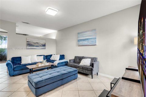 Touwnhouse à vendre à Pembroke Pines, Floride: 3 chambres, 153.94 m2 № 2385216 - photo 4