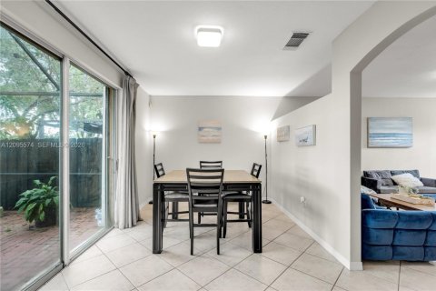 Touwnhouse à vendre à Pembroke Pines, Floride: 3 chambres, 153.94 m2 № 2385216 - photo 7