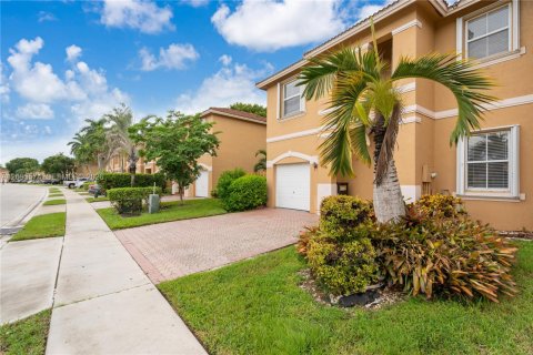 Touwnhouse à vendre à Pembroke Pines, Floride: 3 chambres, 153.94 m2 № 2385216 - photo 3