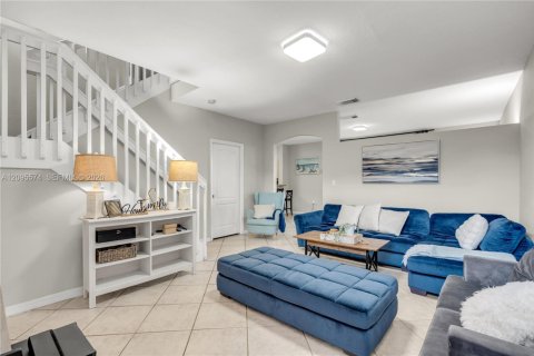 Touwnhouse à vendre à Pembroke Pines, Floride: 3 chambres, 153.94 m2 № 2385216 - photo 5