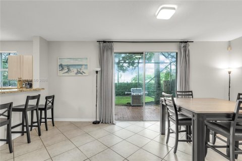 Touwnhouse à vendre à Pembroke Pines, Floride: 3 chambres, 153.94 m2 № 2385216 - photo 10