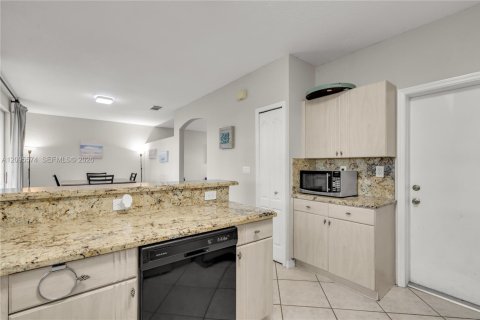 Touwnhouse à vendre à Pembroke Pines, Floride: 3 chambres, 153.94 m2 № 2385216 - photo 13