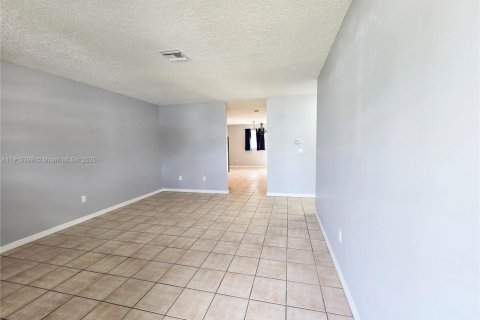 Casa en venta en Stuart, Florida, 3 dormitorios, 99.68 m2 № 2016384 - foto 2